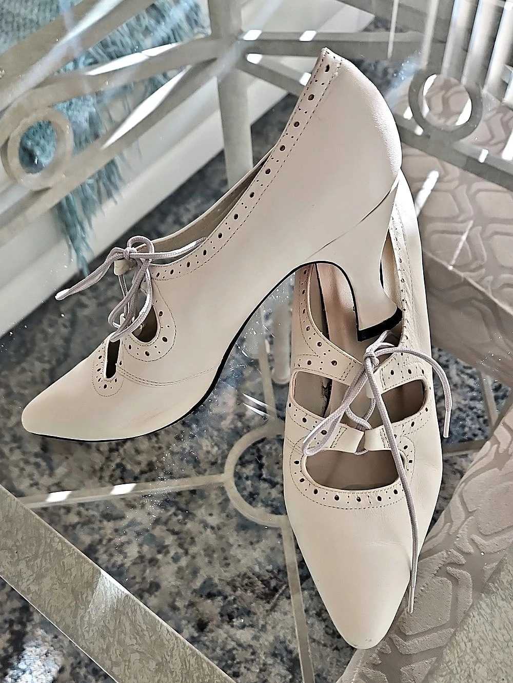 Style Ellemenno LEATHER Ivory Perforated Heels US 9